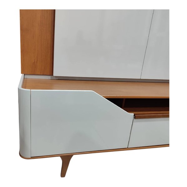 rack arc com painel liso madeirado e off white